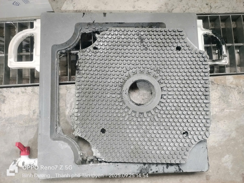 Tấm khung bản máy ép bùn bị vỡ