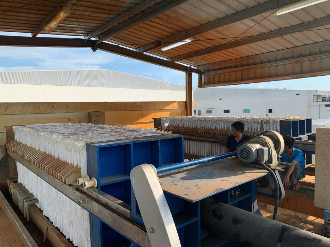 Quá trình thay vải lọc máy ép bùn