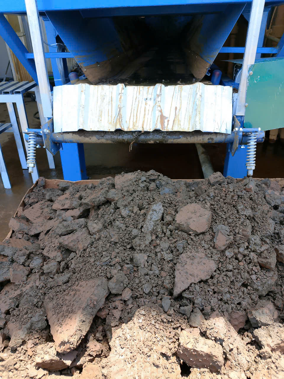 Bùn sau ép nhà máy dệt nhuộm