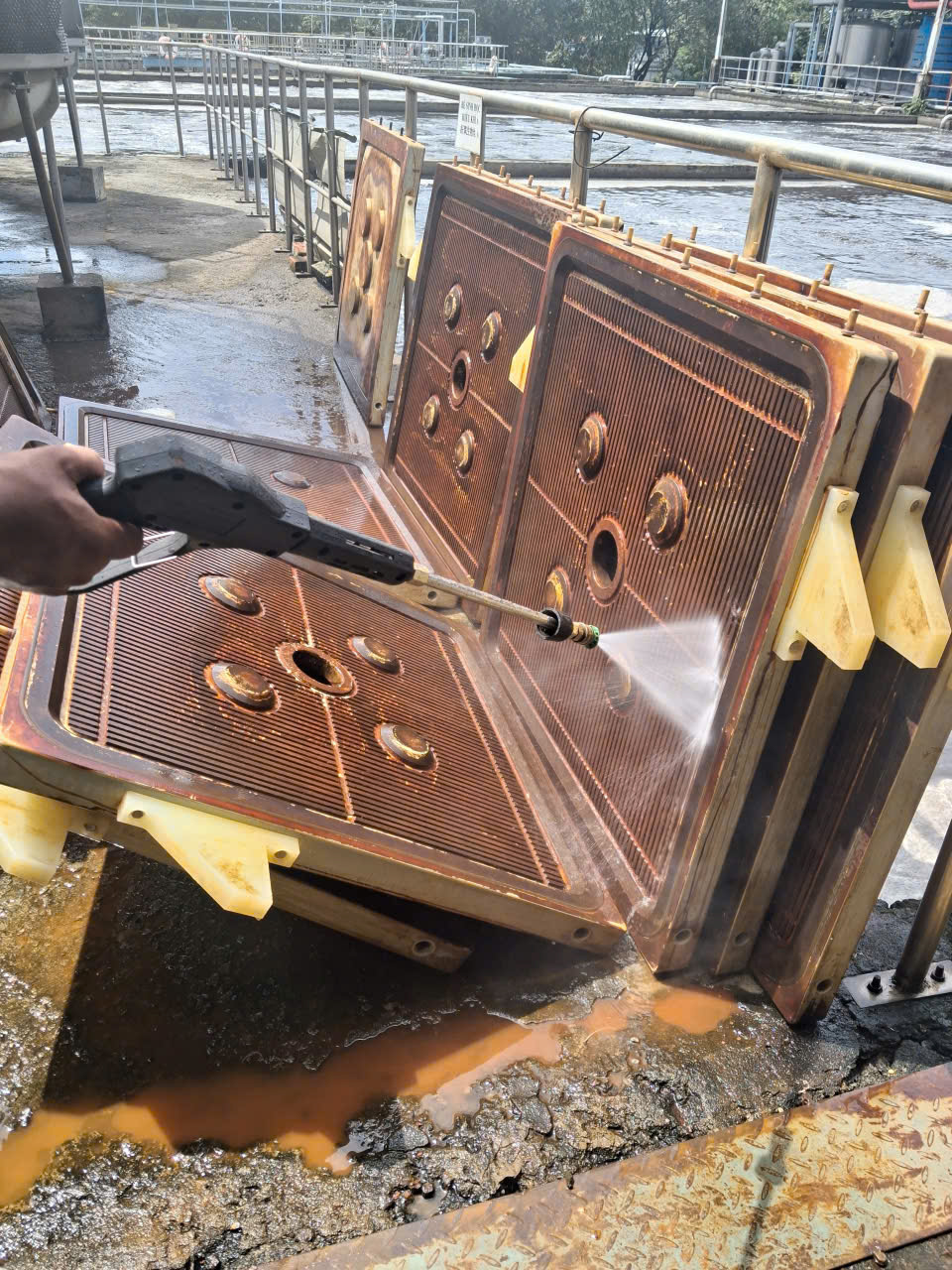 Vệ sinh tấm khung bản