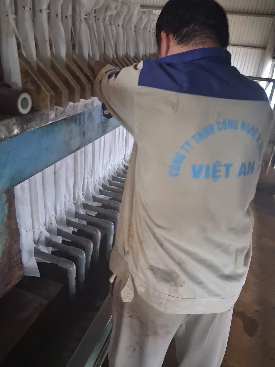 Lắp đặt vải lọc máy ép bùn