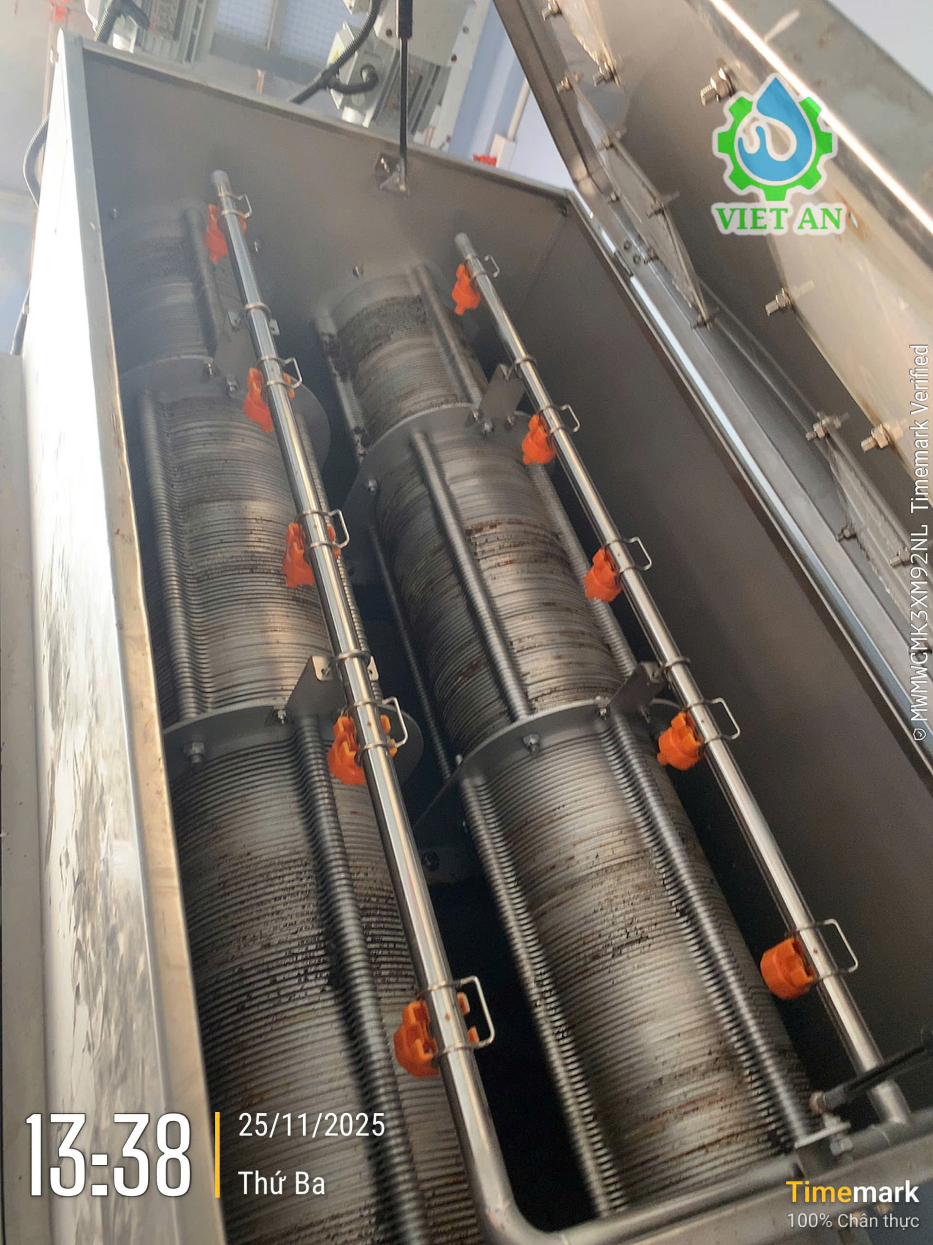 Hệ thống xịt rửa máy ép bùn Trục Vít